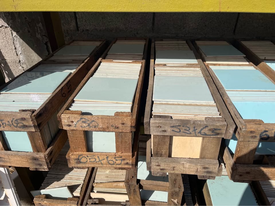 AZULEJOS ANTIGUOS DE LOS FINOS LISOS, VARIOS TONOS DE CELESTE PRECIO POR UNIDAD