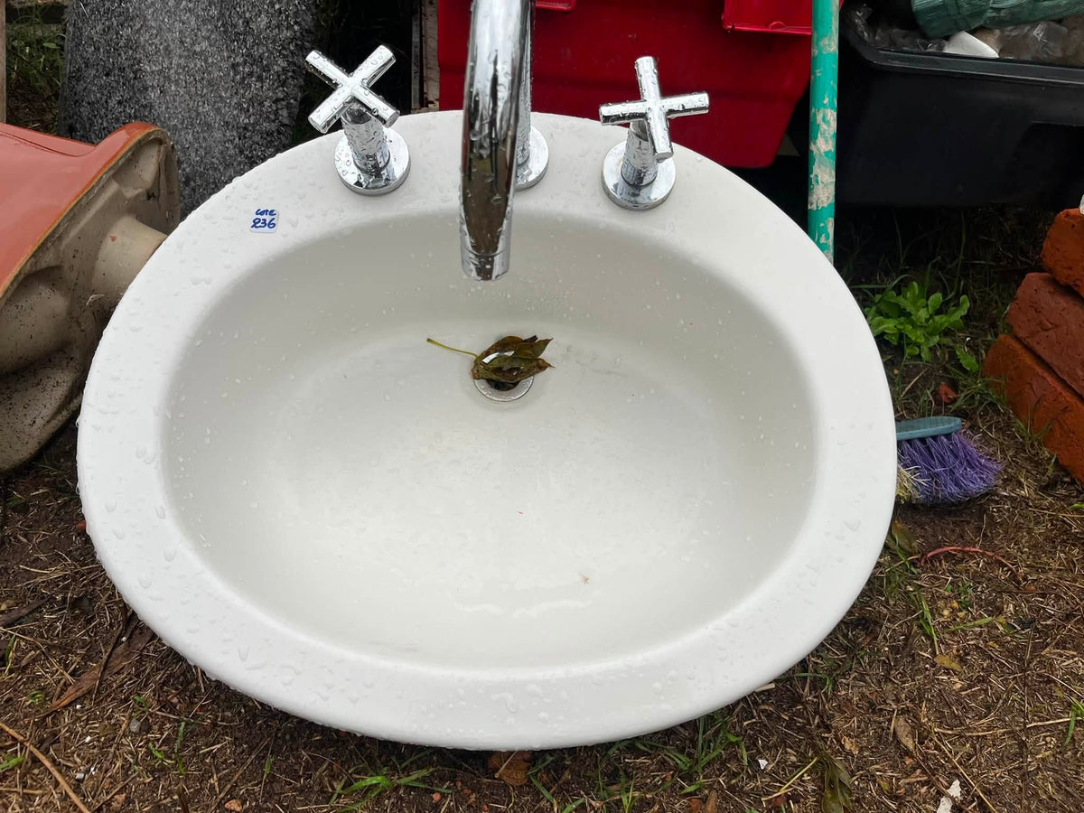 BACHA PARA BAÑO CON GRIFERIA EN BUEN ESTADO MODERNA