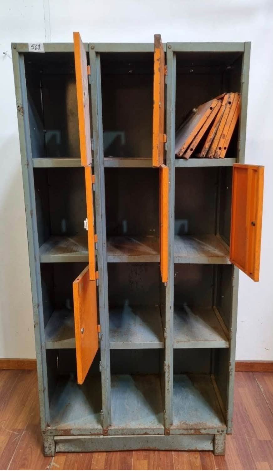 LOCKER GUARDABULTOS 12 PUERTAS (ALGUNAS A REPARAR BISAGRAS)