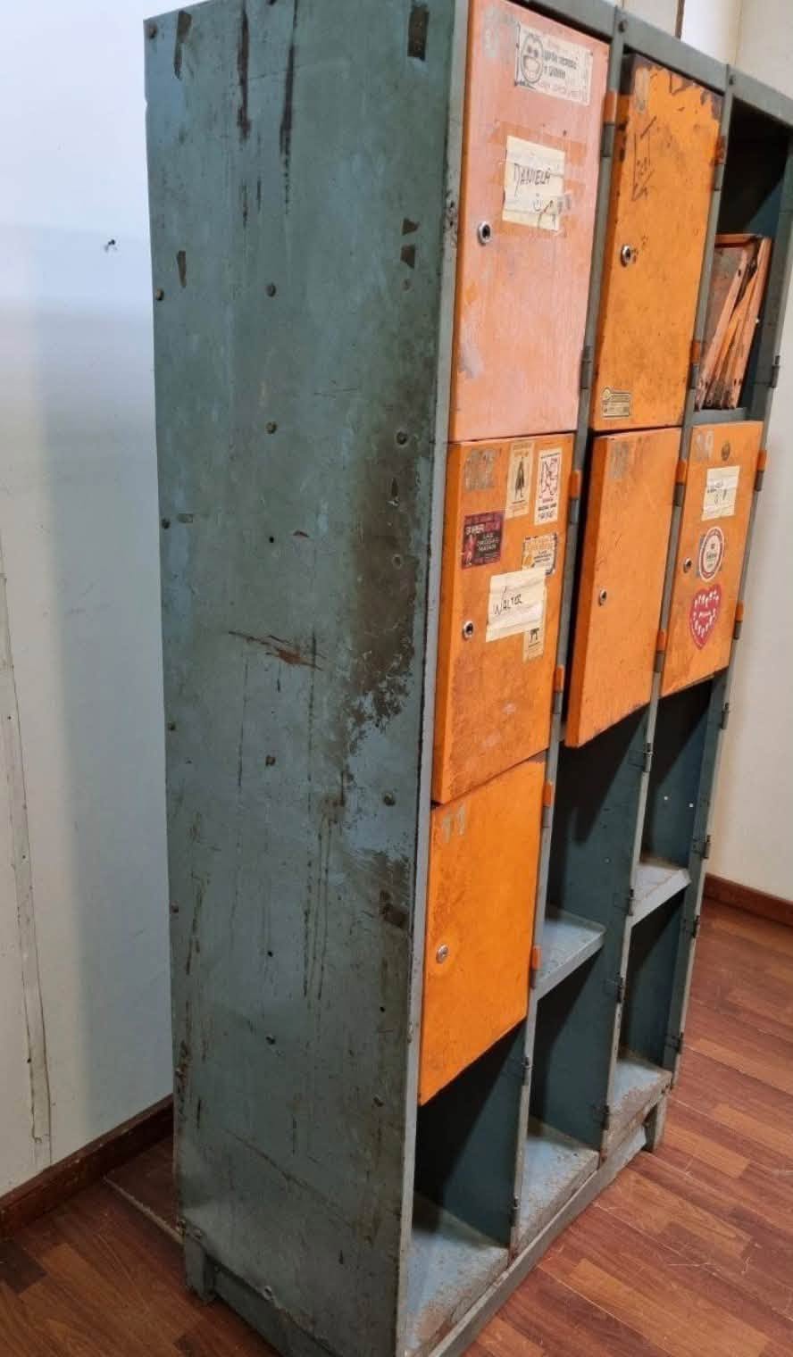 LOCKER GUARDABULTOS 12 PUERTAS (ALGUNAS A REPARAR BISAGRAS)