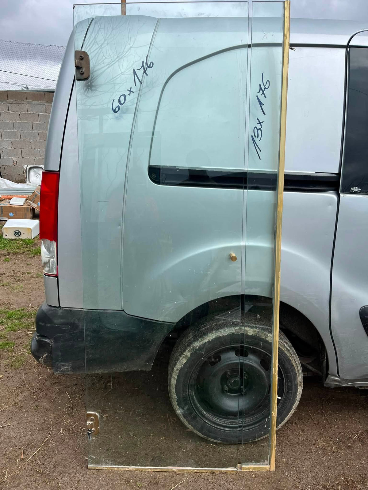 MAMPARA PARA BAÑO EN VIDRIO UNA PUERTA BATIENTE Y UN TRAMO FIJO