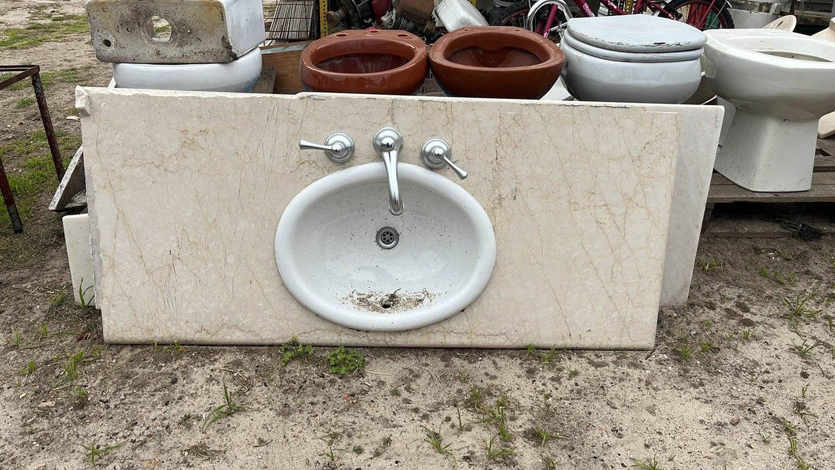 MESADA MARMOL CON BACHA Y GRIFERIA PARA BAÑO BUEN ESTADO