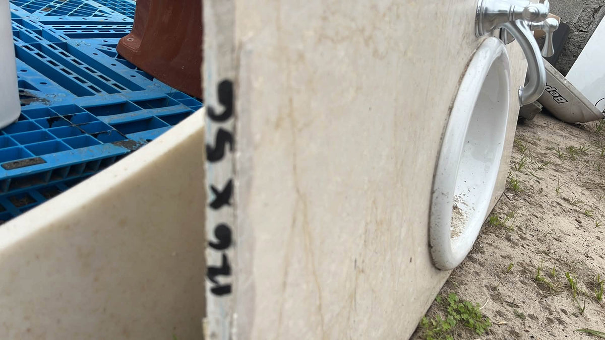 MESADA MARMOL CON BACHA Y GRIFERIA PARA BAÑO BUEN ESTADO