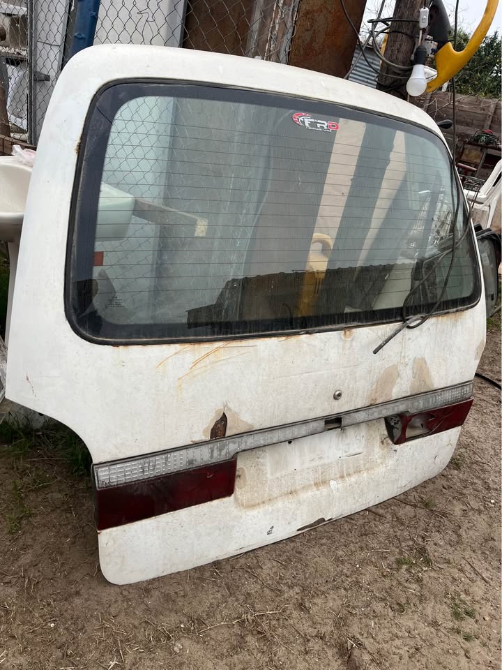 PUERTA TRASERA DE KIA PREGIO CON LUNETA