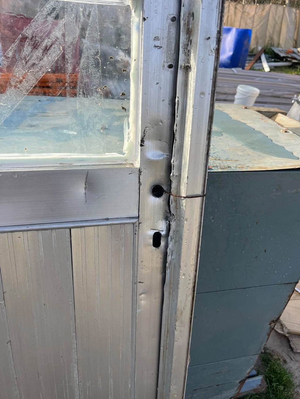 PUERTA DE ALUMINIO CON MARCO , DETALLE EN CERRADURA