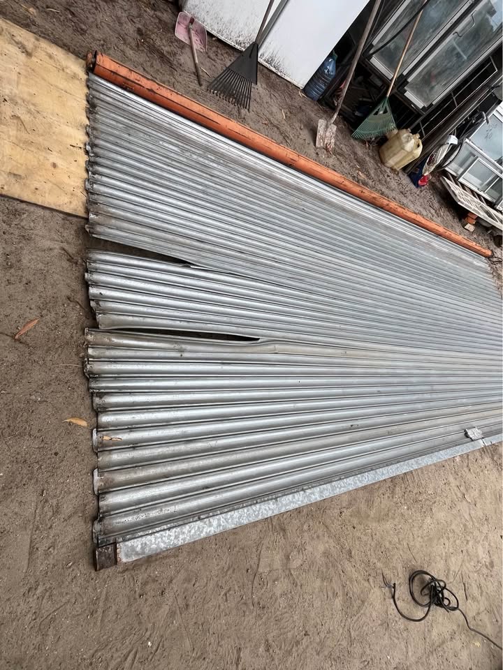 CORTINA METALICA PARA COMERCIO CON MOTOR MEDIDAS 4,90 DE ANCHO X 2 METROS DE ALTO