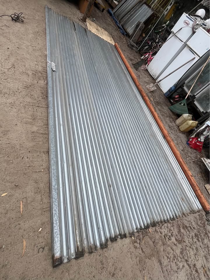 CORTINA METALICA PARA COMERCIO CON MOTOR MEDIDAS 4,90 DE ANCHO X 2 METROS DE ALTO